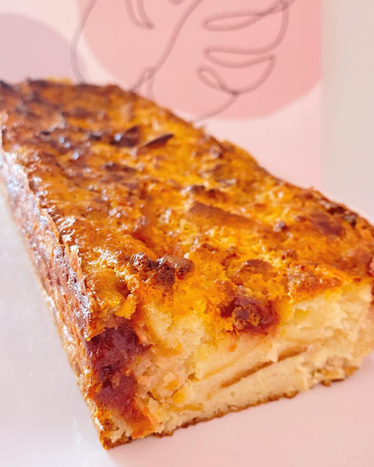 Torta de almojábana, queso y bocadillo